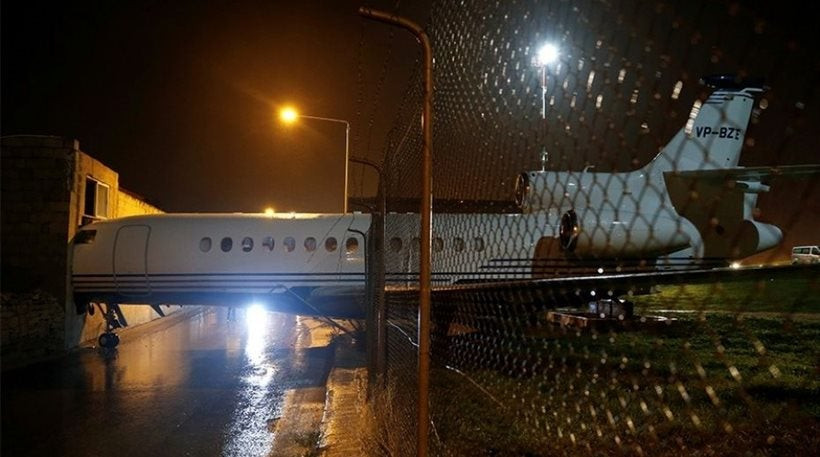 Απίστευτο… Ο αέρας παρέσυρε και «κάρφωσε» σταθμευμένο αεροπλάνο σε κτήριο!